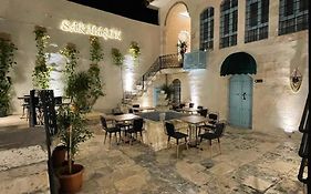 Sarmaşık Otel